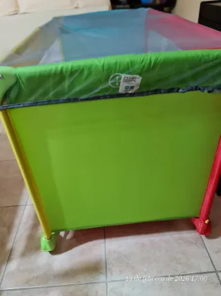 Parque infantil con doble colchón y mosquitera.