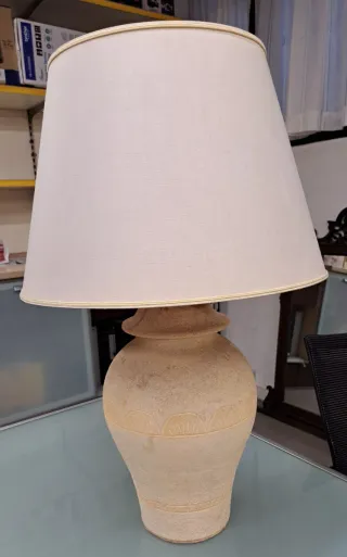 Lampada da tavolo in ceramica beige