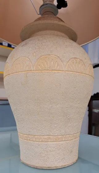 Lampada da tavolo in ceramica beige