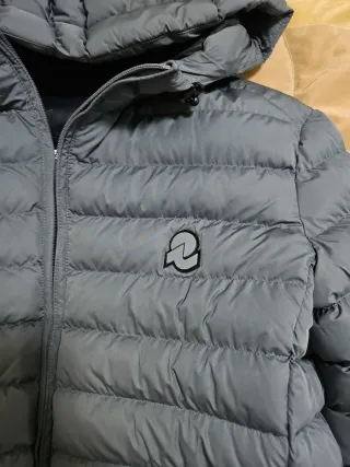 Piumino blu con cappuccio