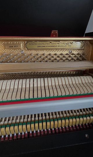 Piano vertical de la marca PETROF