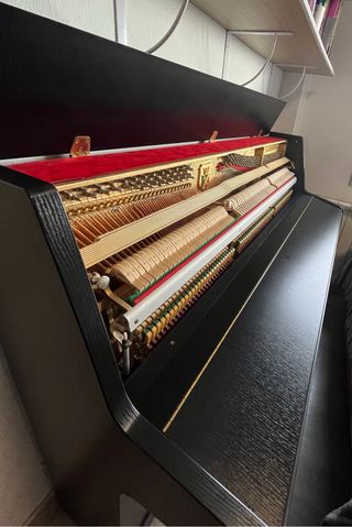 Piano vertical de la marca PETROF