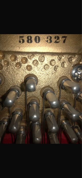 Piano vertical de la marca PETROF