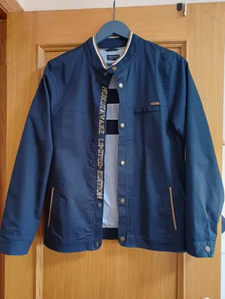 Cazadora niño azul con detalles mayoral. Muy elega