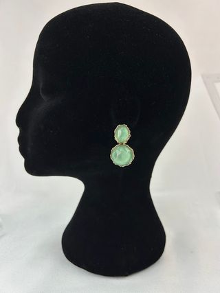 Pendientes dorados con piedra verde