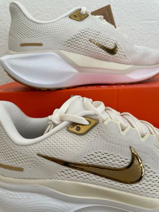 Nike Air Zoom Pegasus 41 Talla 41 Beige/Dorado