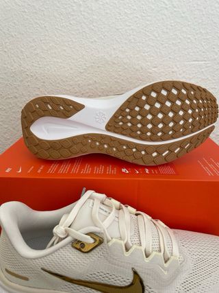 Nike Air Zoom Pegasus 41 Talla 41 Beige/Dorado