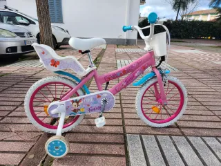 Bicicleta infantil rosa con cesta
