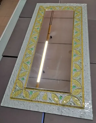 Specchio da parete decorato con foglie oro e verdi