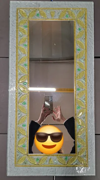 Specchio da parete decorato con foglie oro e verdi