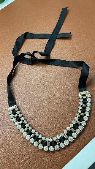 Collar de cinta negro y pedrería