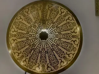 Lámpara de metal dorada con diseño calado