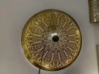 Lámpara de metal dorada con diseño calado