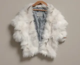 Chaqueta corta de pelo blanca natural. Peleteria