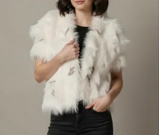 Chaqueta corta de pelo blanca natural. Peleteria