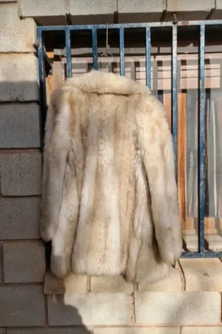 Abrigo pelo sintético beige/gris Talla S