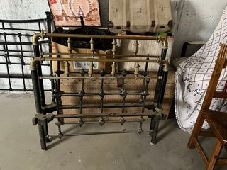 Cama antigua forja y latón