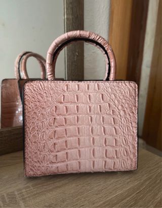 Bolso rosa bebé efecto piel cocodrilo