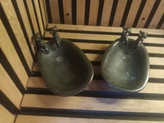 Jabonera o cuenco antiguo con grifos