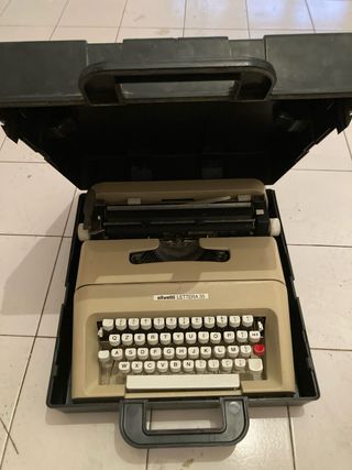 Macchina da scrivere Olivetti Lettera 35