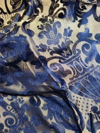 Ropa de cama de seda azul y plateada