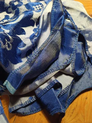 Ropa de cama de seda azul y plateada