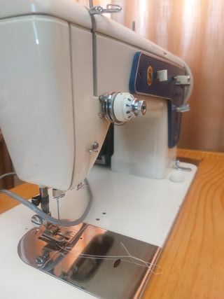Máquina de coser Singer 801 Z2 con mueble de mader