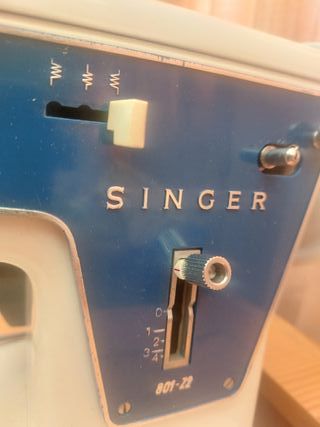 Máquina de coser Singer 801 Z2 con mueble de mader