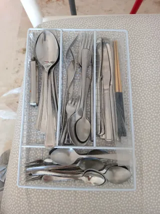 Set de cubiertos metálicos plateados