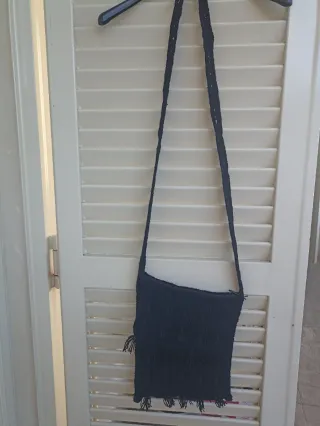 Borsa donna nera con frange.