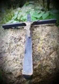 Antiguo Crucifijo de bronce o latón y madera