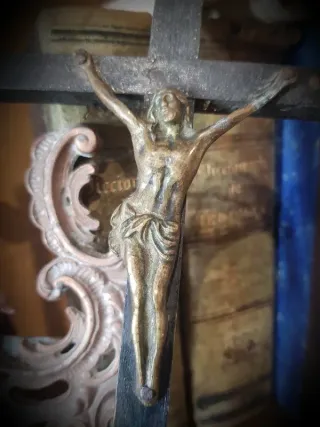 Antiguo Crucifijo de bronce o latón y madera