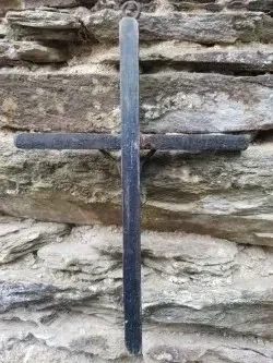 Antiguo Crucifijo de bronce o latón y madera