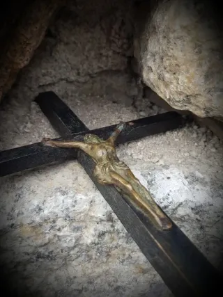 Antiguo Crucifijo de bronce o latón y madera