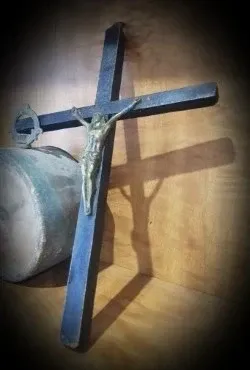 Antiguo Crucifijo de bronce o latón y madera