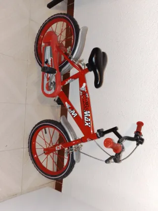 Bicicleta infantil roja