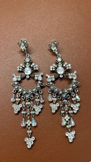 Pendientes largos plateados con pedrería