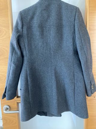 Abrigo Zara gris botones dorados talla XL