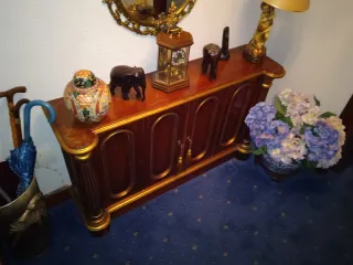 Alacena de madera con detalles dorados