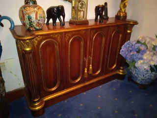 Alacena de madera con detalles dorados