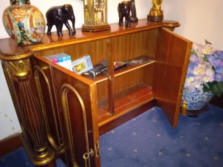 Alacena de madera con detalles dorados