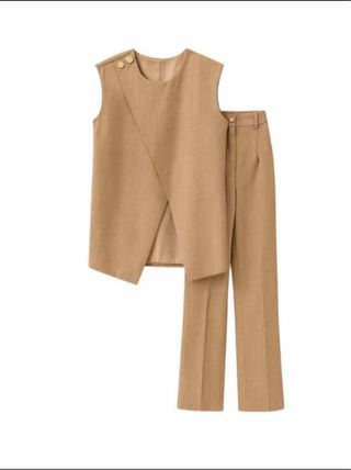 Conjunto de chaleco y pantalón beige