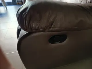 Sofá de piel marrón