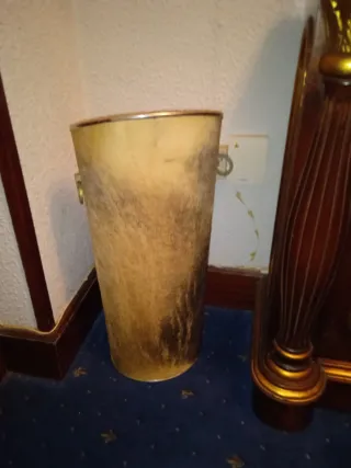 Paragüero de metal con perro y ave