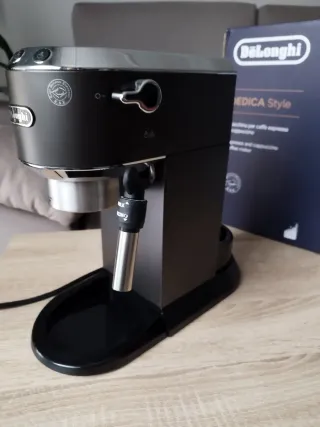 Cafetera DeLonghi Dedica Style EC685.BK negro mate