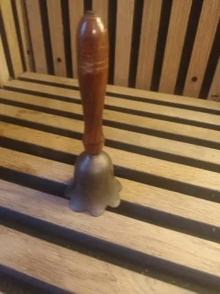 Campanilla madera y bronce escuela