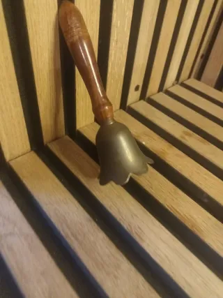 Campanilla madera y bronce escuela