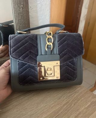 Bolso de terciopelo gris topo con cadena dorada