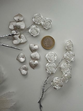 Lote aplicaciones florales y hojas plateadas