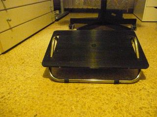 Reposapiés metálico para escritorio